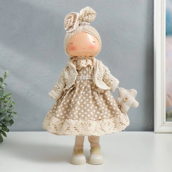 Кукла интерьерная "Малышка в бежевом платье в горох, с цветочком" 39х12,5х17 см от компании Интернет - магазин Flap - фото 1