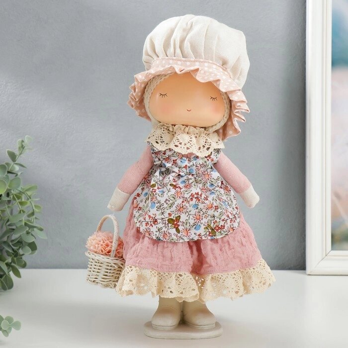Кукла интерьерная "Малышка в чепчике и переднике цветочном, с корзиной цветов" 33х14х16 см от компании Интернет - магазин Flap - фото 1