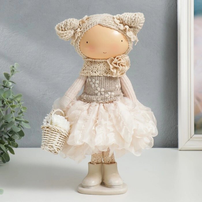 Кукла интерьерная "Малышка Зося в бежевом наряде, с корзиной цветов" 31x14x16 см от компании Интернет - магазин Flap - фото 1