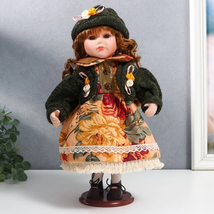 Кукла коллекционная керамика "Алёна в платье с цветами, в зелёной шапке и джемпере" 30 см от компании Интернет - магазин Flap - фото 1