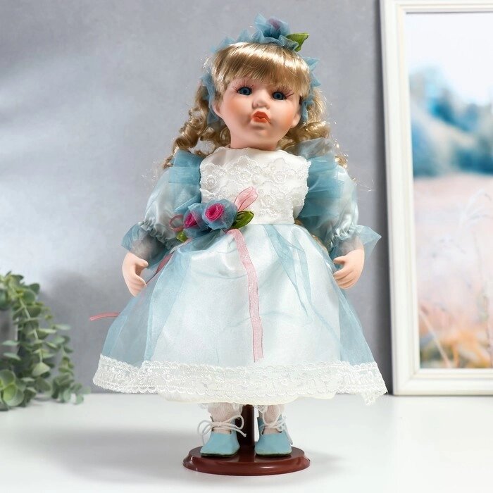 Кукла коллекционная керамика "Флора в бело-голубом платье и лентой на голове" 30 см от компании Интернет - магазин Flap - фото 1