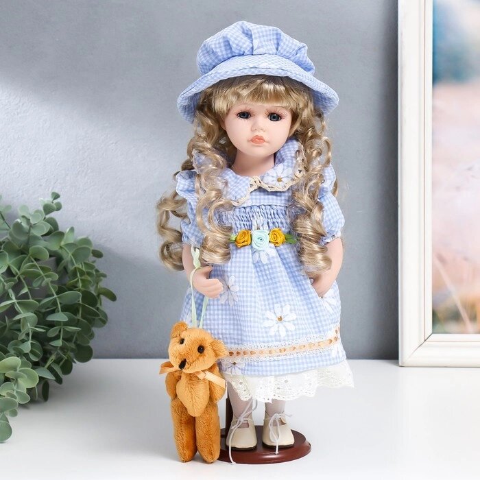 Кукла коллекционная керамика "Маша в голубом платье в клетку с ромашками, в шляпке" 30 см от компании Интернет - магазин Flap - фото 1