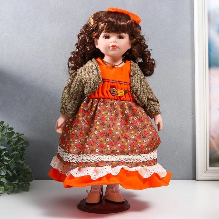 Кукла коллекционная керамика "Вера в платье с мелкими цветами и горчичном джемпере" 40 см от компании Интернет - магазин Flap - фото 1