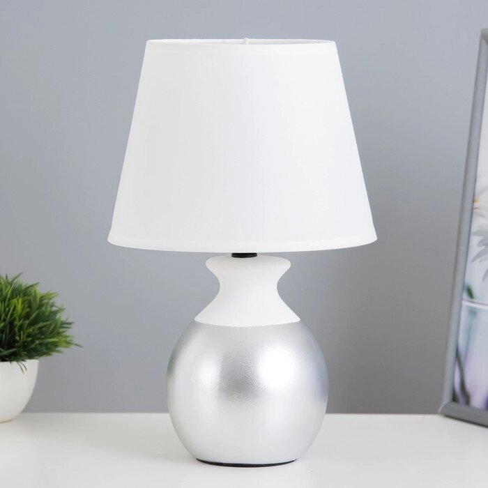 Настольная лампа "Даена" E14 40Вт бело-серебристый 20х20х31 см RISALUX от компании Интернет - магазин Flap - фото 1
