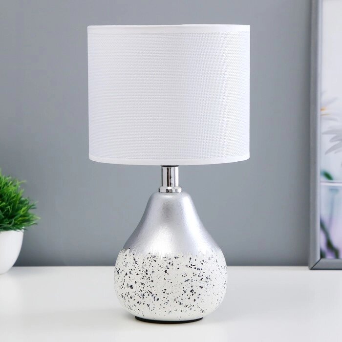 Настольная лампа "Лиана" Е14 40Вт бело-серебристый 15х15х28 см от компании Интернет - магазин Flap - фото 1