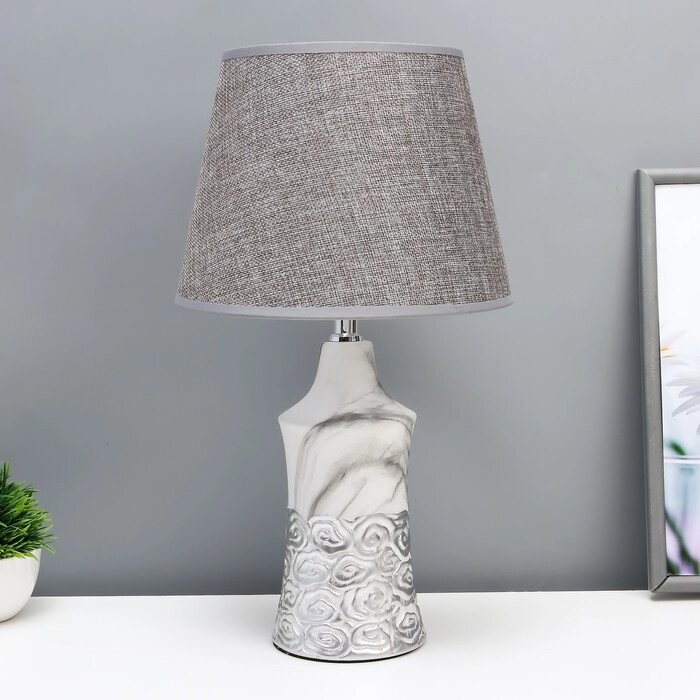 Настольная лампа "Наоми" Е14 40Вт серо-серебристый 23х23х40 см от компании Интернет - магазин Flap - фото 1
