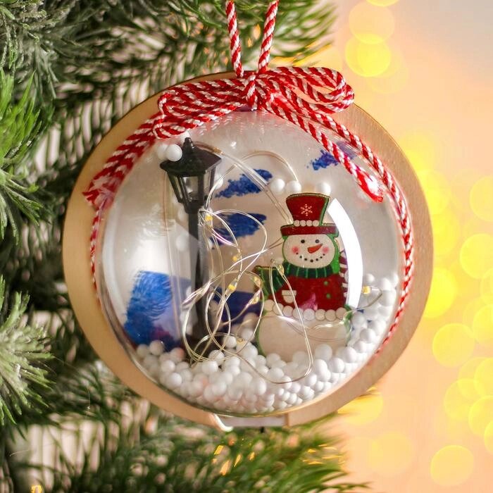 Новогодний шар с деревянной фигуркой и подсветкой «Снеговик и фонарь» 12х12 см от компании Интернет - магазин Flap - фото 1