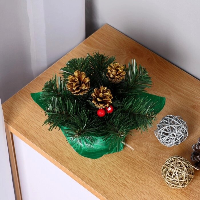 Новогодняя композиция "Рождевственская" шишки золото+ягоды 20 см от компании Интернет - магазин Flap - фото 1