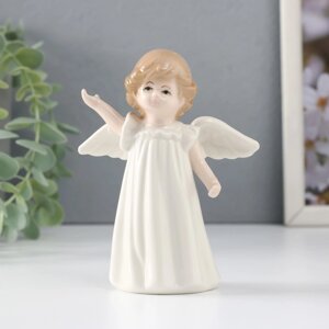 Сувенир керамика "Девочка-ангел в белом платье с протянутой ручкой" 9х5х11,5 см