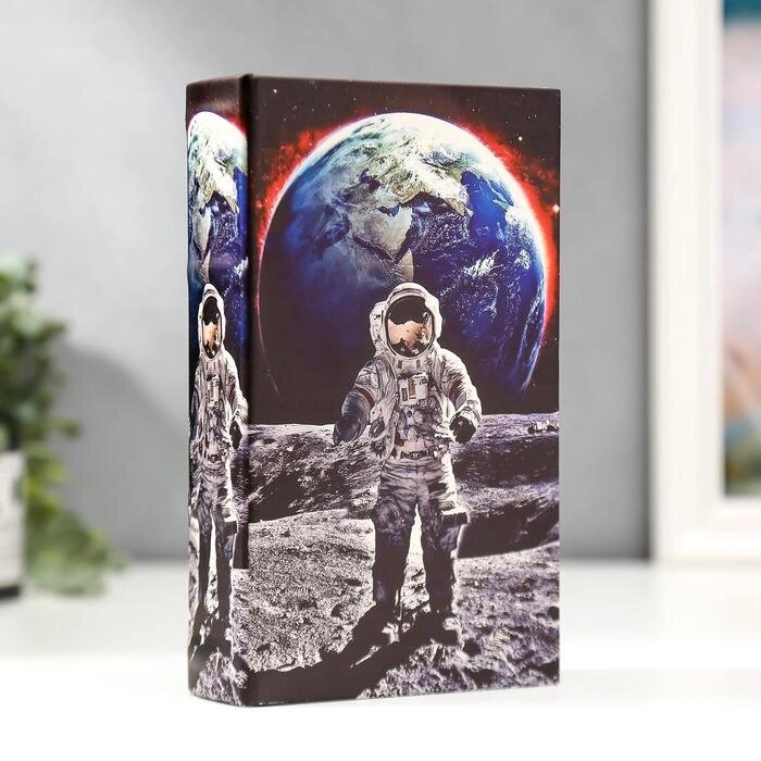 Сейф-книга дерево кожзам "Космонавт на луне" 21х13х5 см от компании Интернет - магазин Flap - фото 1