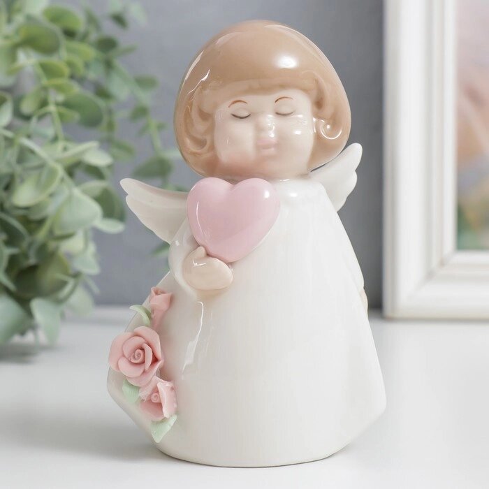 Сувенир керамика "Ангелочек в белом платьице с розами и сердцем" 5х8,5х12,5 см от компании Интернет - магазин Flap - фото 1