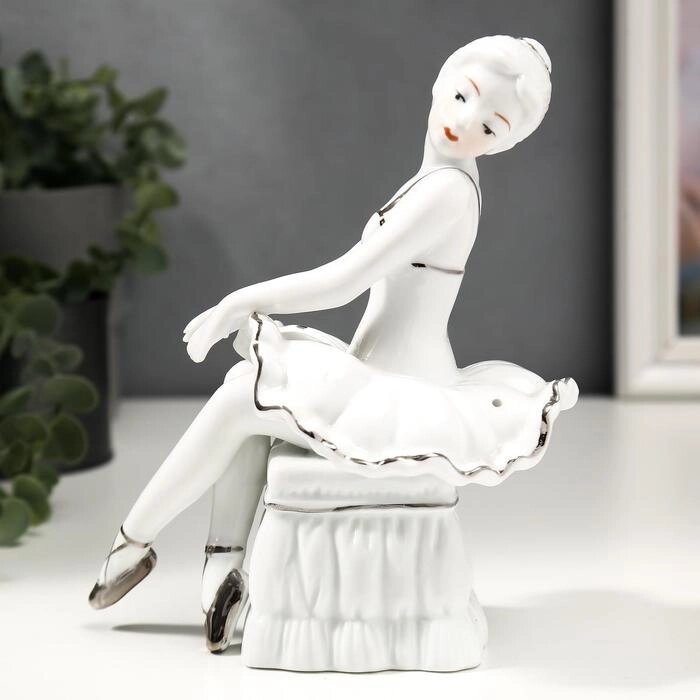 Сувенир керамика "Балерина на пуфике" белый с серебром 18х10х15,5 см от компании Интернет - магазин Flap - фото 1