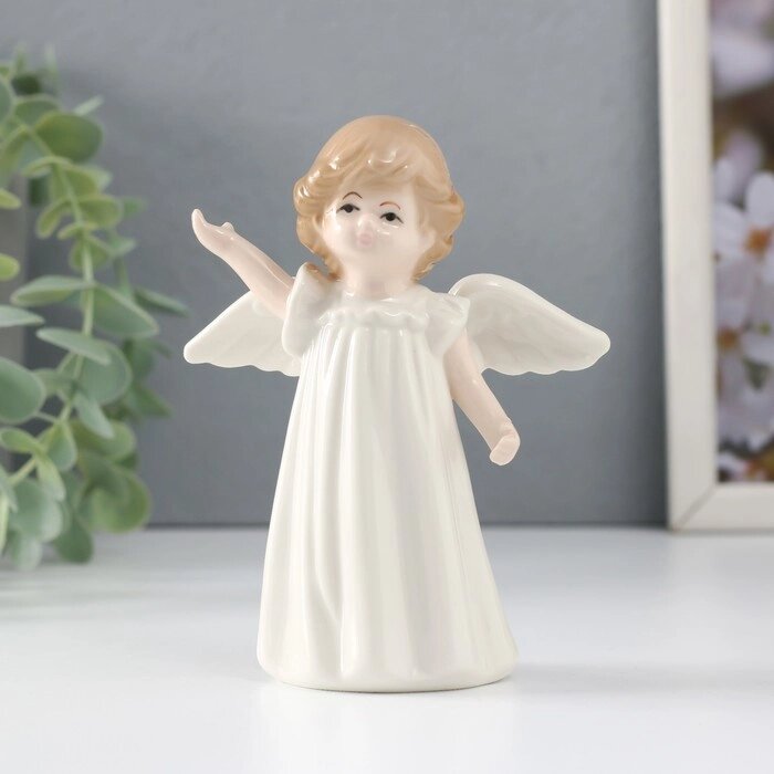 Сувенир керамика "Девочка-ангел в белом платье с протянутой ручкой" 9х5х11,5 см от компании Интернет - магазин Flap - фото 1