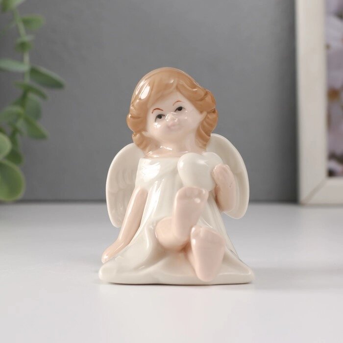 Сувенир керамика "Девочка-ангел в белом платье с сердцем сидит" 6,5х5х7 см от компании Интернет - магазин Flap - фото 1