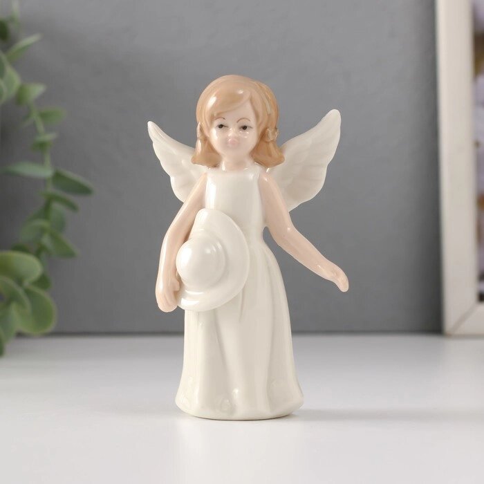 Сувенир керамика "Девочка-ангел в белом платье с шляпкой в руке" 6х3,4х10 см от компании Интернет - магазин Flap - фото 1