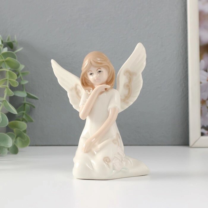 Сувенир керамика "Девочка-ангел в белом платье с узорами сидит" 10х7х13 см от компании Интернет - магазин Flap - фото 1