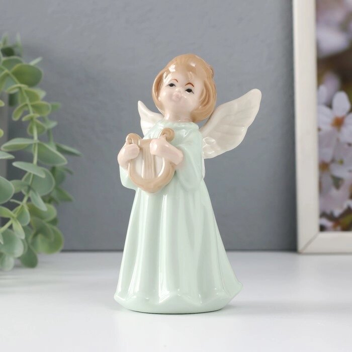 Сувенир керамика "Девочка-ангел в зелёном платье с лирой в руках" 7х5,5х12,2 см от компании Интернет - магазин Flap - фото 1
