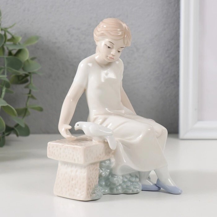 Сувенир керамика "Девочка на скамеечке с голубем" 9х10,8х14,5 см см от компании Интернет - магазин Flap - фото 1