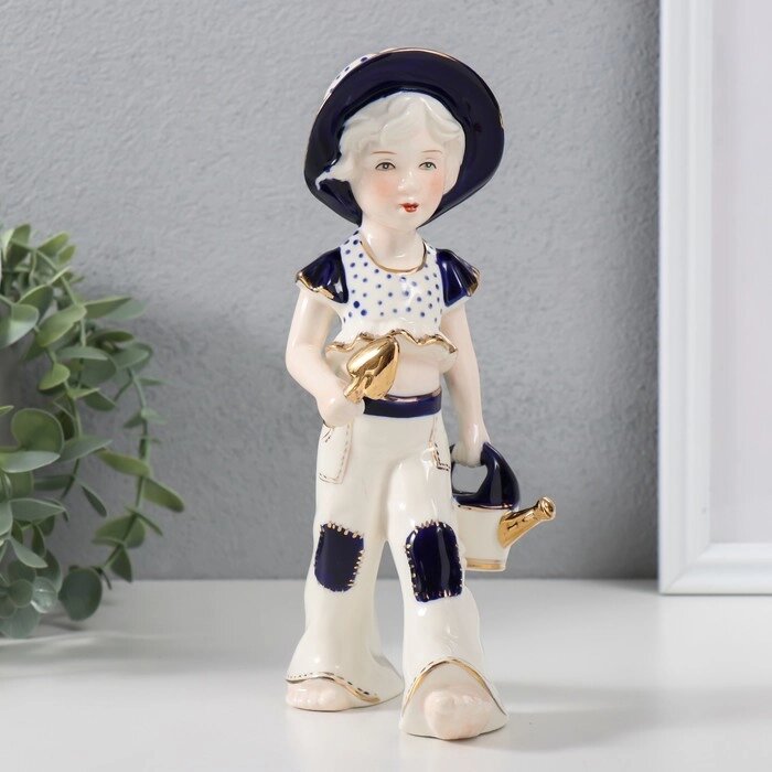Сувенир керамика "Девочка с лейкой и лопаткой, в шляпке" кобальт 8х11х21 см от компании Интернет - магазин Flap - фото 1
