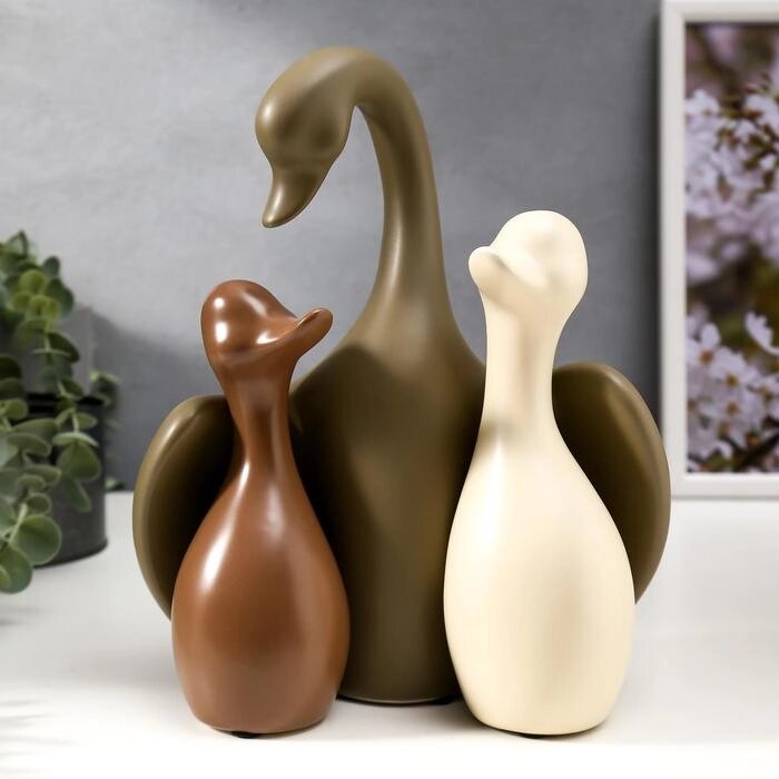 Сувенир керамика "Лебедь с детками" матовый набор 3 шт h=15; 17; 23 см от компании Интернет - магазин Flap - фото 1