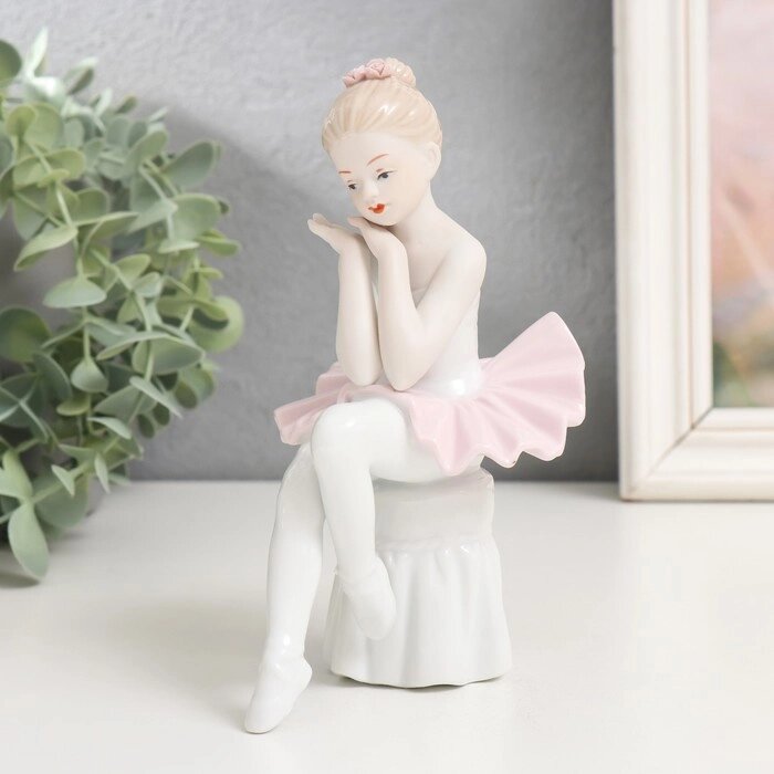 Сувенир керамика "Малышка-балерина в пачке с розовой юбкой на пуфе" 15х10,5х7,5 см от компании Интернет - магазин Flap - фото 1