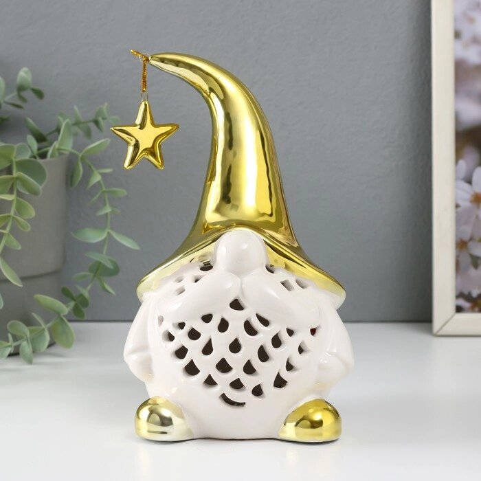 Сувенир керамика свет "Гном в золотом колпаке со звездой" белый 11,6х10,7х19,3 см от компании Интернет - магазин Flap - фото 1