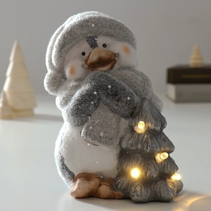 Сувенир керамика свет "Пингвин в новогоднем колпаке и шарфике у ёлочки" 12х8,8х15,8 см от компании Интернет - магазин Flap - фото 1