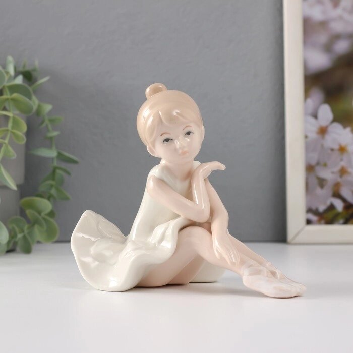 Сувенир керамика "Юная балерина после репетиции" 15х12,5х9,5 см от компании Интернет - магазин Flap - фото 1