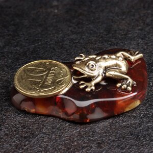 Сувенир "Лягушка с монетой 10 коп", латунь, янтарь, 2,5х4,5х1,5 см