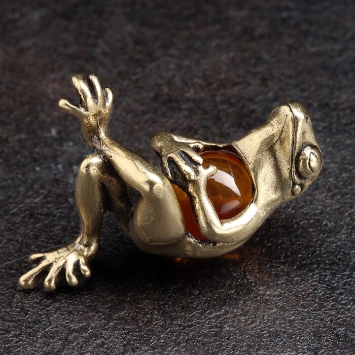 Сувенир "Лягушка сытая", латунь, янтарь от компании Интернет - магазин Flap - фото 1
