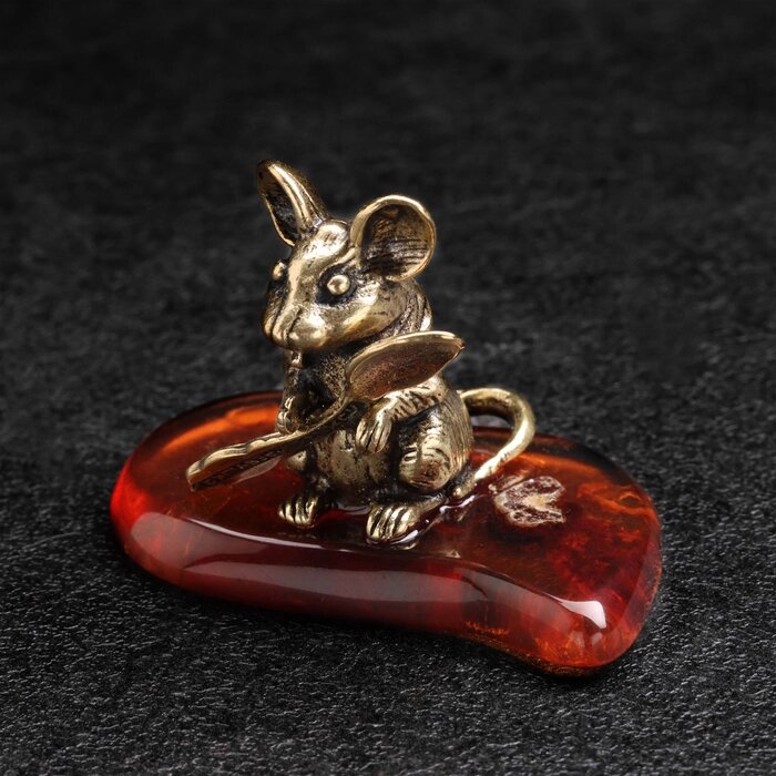 Сувенир "Мышка с ложкой загребушкой", латунь, янтарь от компании Интернет - магазин Flap - фото 1
