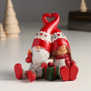 Сувенир полистоун "Дед Мороз и бабуся с подарком, сидят" 10х7,5х10 см