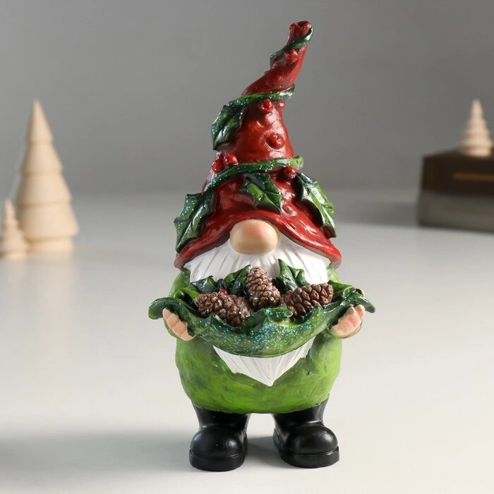 Сувенир полистоун "Дед Мороз в колпаке с ягодами, с шишками на листе" 9х9х18,8 см от компании Интернет - магазин Flap - фото 1