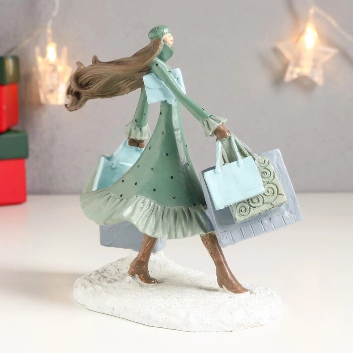 Сувенир полистоун "Девушка в зимнем наряде - покупка подарков" 14,5х7,5х13,5 см от компании Интернет - магазин Flap - фото 1