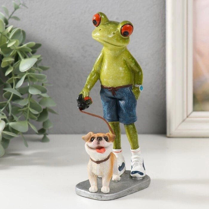 Сувенир полистоун лак "Лягуха - прогулка с собакой" 16,5х9х4,5 см (комплект из 2 шт.) от компании Интернет - магазин Flap - фото 1