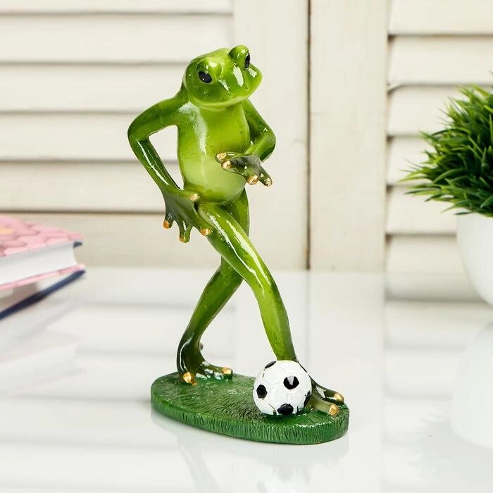 Сувенир полистоун "Лягушонок играет в футбол" 17х6,5х10,5 см от компании Интернет - магазин Flap - фото 1