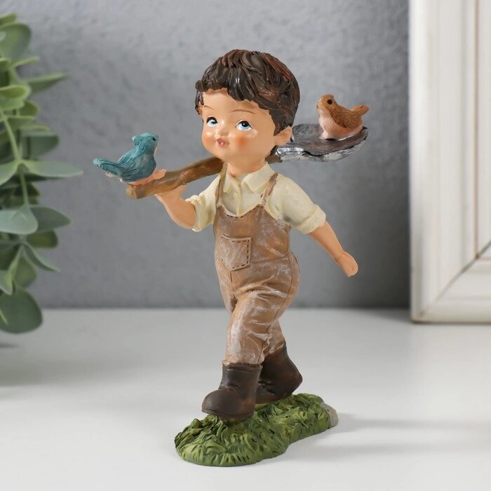 Сувенир полистоун "Мальчишка с птичками на лопате" 10х4,5х12,5 см от компании Интернет - магазин Flap - фото 1