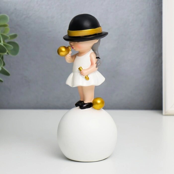 Сувенир полистоун "Малышка в чёрной шляпке, с золотым пузырём на шаре" 15х7х7 см от компании Интернет - магазин Flap - фото 1
