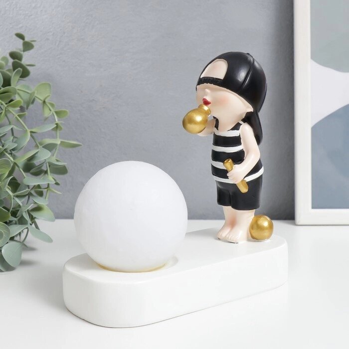 Сувенир полистоун свет "Малыш в чёрной кепке, с золотым пузырём у шара" 16,5х8х16 см от компании Интернет - магазин Flap - фото 1
