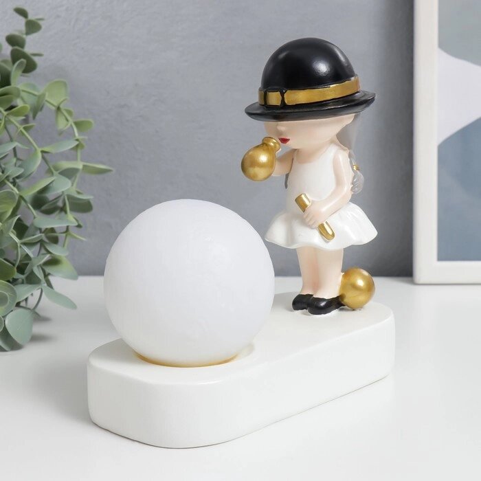 Сувенир полистоун свет "Малышка в чёрной шляпке, с золотым пузырём у шара" 16,5х8х16 см от компании Интернет - магазин Flap - фото 1