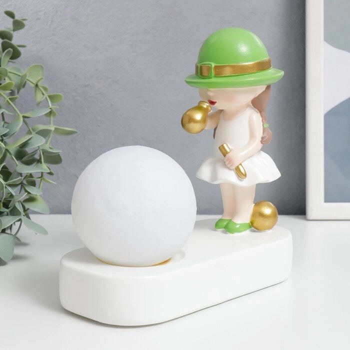 Сувенир полистоун свет "Малышка в зелёной шляпке, с золотым пузырём у шара" 16,5х8х16 см от компании Интернет - магазин Flap - фото 1
