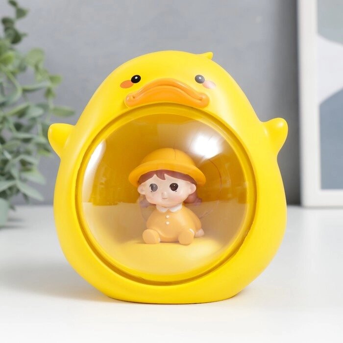 Сувенир полистоун свет "Малышка в жёлтом костюмчике, в утёнке" 10х10 см от компании Интернет - магазин Flap - фото 1