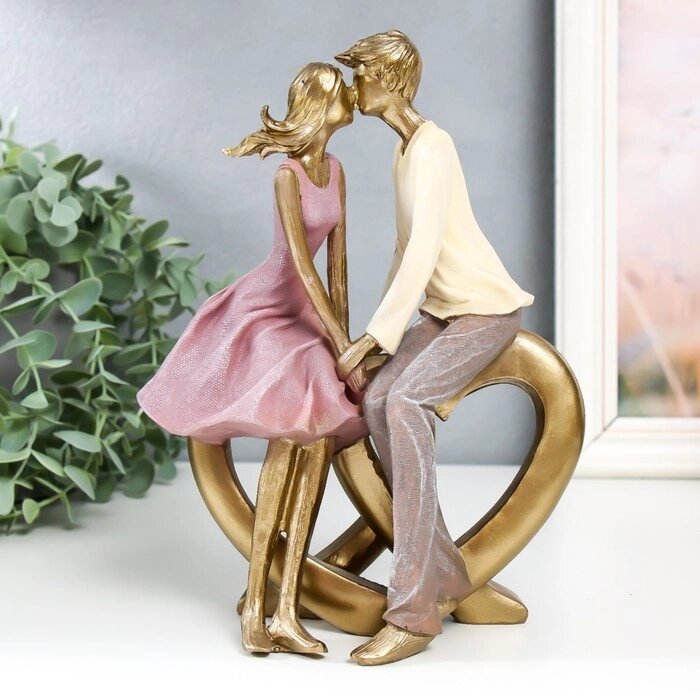 Сувенир полистоун "Влюблённая пара - поцелуй на сердце" 9х17х22,5 см от компании Интернет - магазин Flap - фото 1