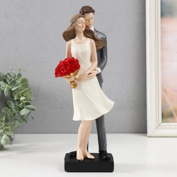 Сувенир полистоун "Влюблённые с букетом алых роз" 10х8х29 см от компании Интернет - магазин Flap - фото 1