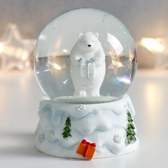 Сувенир полистоун водяной шар "Белый мишка с подарком" белый с серебром 7х6,7х8,8 см (комплект из 6 шт.) от компании Интернет - магазин Flap - фото 1