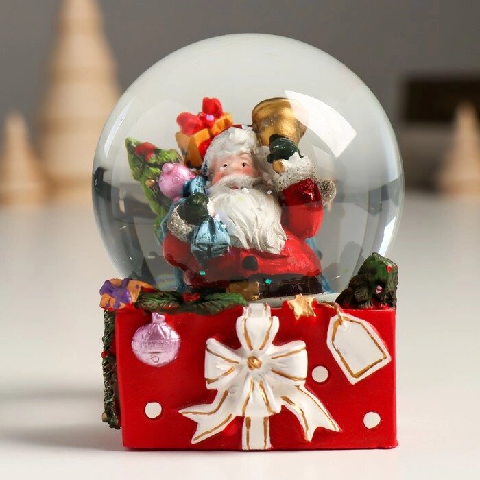 Сувенир полистоун водяной шар "Дед Мороз с мешком подарков и колокольчиком" 7х7х8 см (комплект из 6 шт.) от компании Интернет - магазин Flap - фото 1