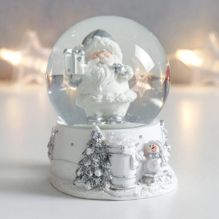 Сувенир полистоун водяной шар "Дед Мороз с подарком" белый с серебром 7х6,7х8,8 см (комплект из 6 шт.) от компании Интернет - магазин Flap - фото 1