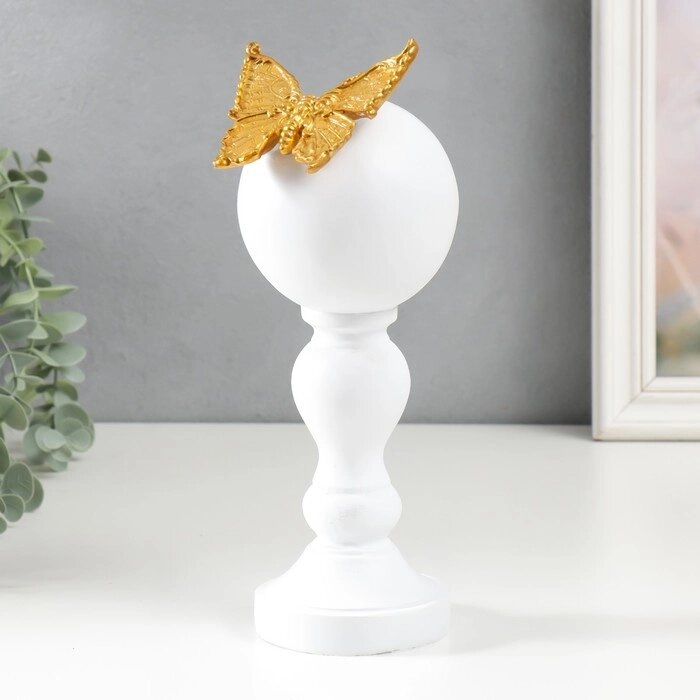 Сувенир полистоун "Золотая бабочка на колонне с шаром" белый 24,5х9х10 см от компании Интернет - магазин Flap - фото 1