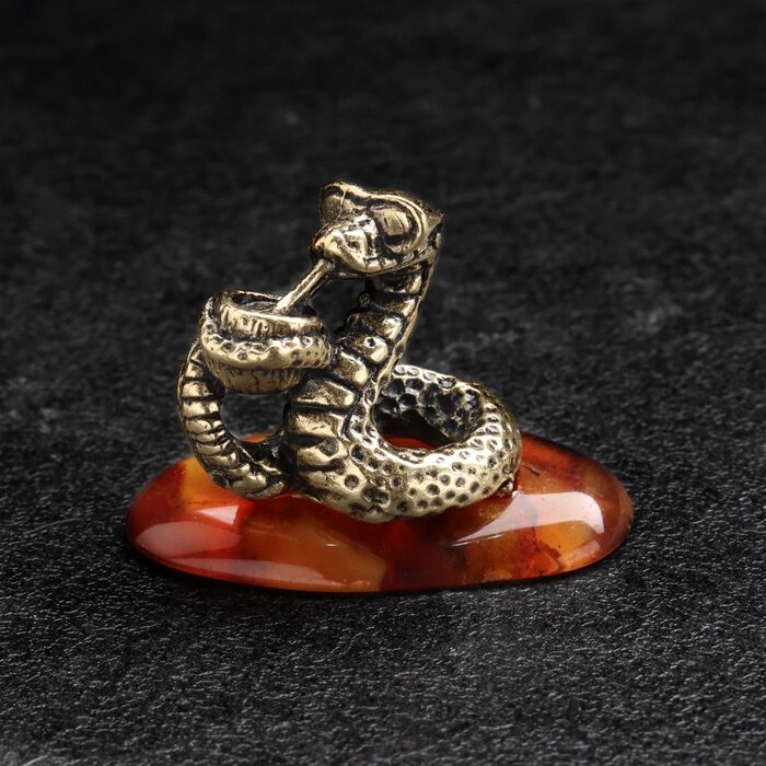 Сувенир "Змея с коктейлем", латунь, янтарь от компании Интернет - магазин Flap - фото 1