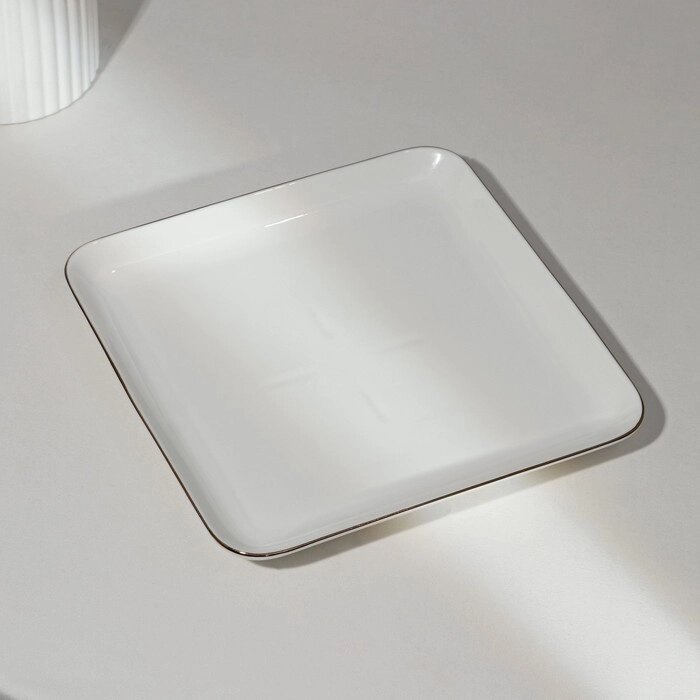 Тарелка фарфоровая квадратная «Золотая линия», 21,53,5 см, цвет белый от компании Интернет - магазин Flap - фото 1